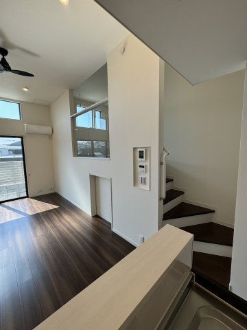 Ｒｉｃｈｅｓｓｅ　Ｙｏｋｏｈａｍａ0103号室 リビング