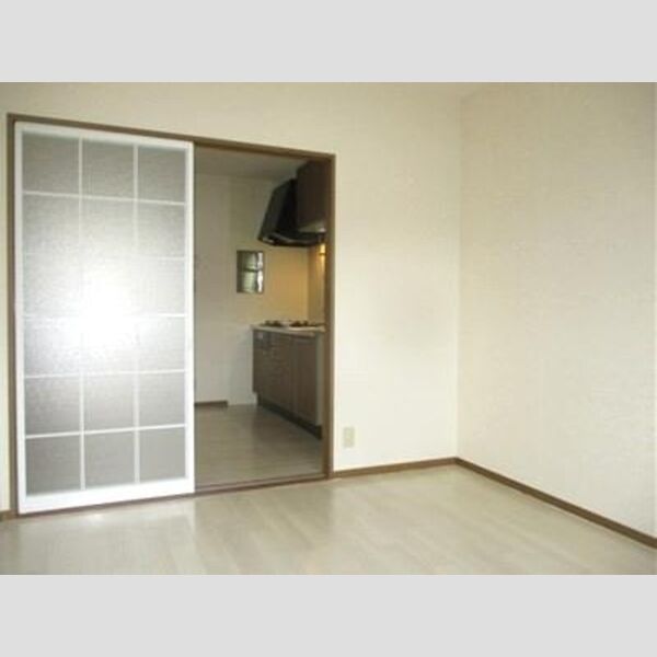 スプリングハイム　A103号室 洋室からダイニング