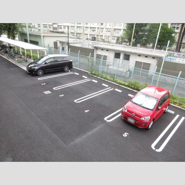 WHITE BIRCH 駐車場