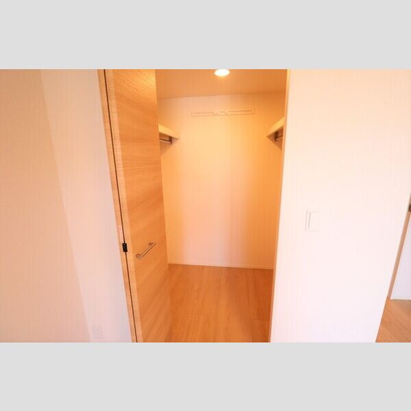 レーヴ・シェソワ206号室 ウォークインクローゼット