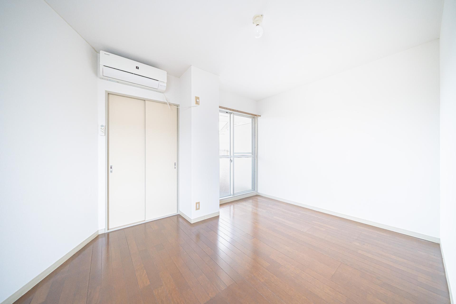 ノヴェルコート602号室 リビング。収納もたっぷり