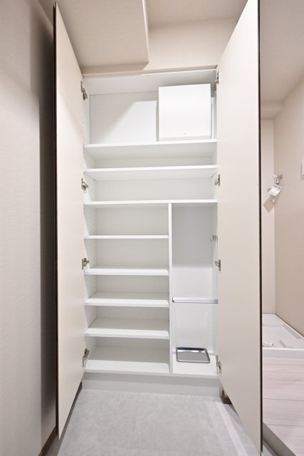 ＧＲＡＮＳＩＴＥ　ＮＡＫＡＭＥＧＵＲＯ2階 靴入