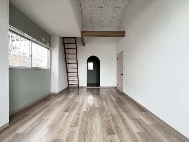 成田市モダンスタイルデザイナーズリノベ戸建 2階9帖洋室と納戸入口。梯子で上った先にも収納があります。