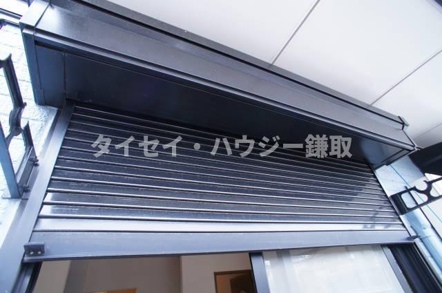 リリーヴィレッジＥ棟E102号室 外出時は安心のシャッターです