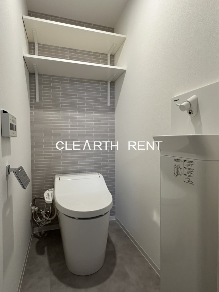 ＧＲＡＮ ＰＡＳＥＯ三宿Ⅱ2階 手洗い付きのトイレ。上部には収納棚もあります。