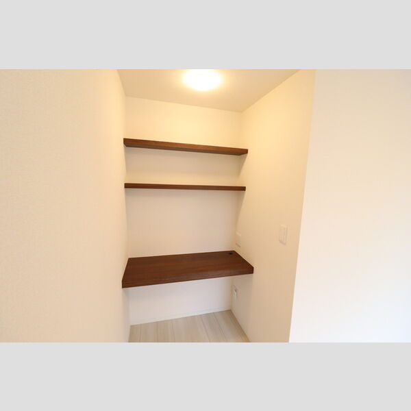 グリュックヴァーグ101号室 テレワークスペース(西側洋室)