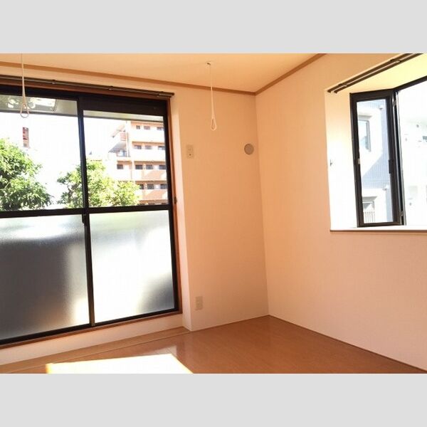グローリアスハイツ106号室 南のお部屋です