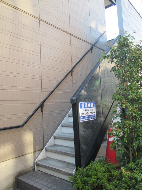 ルーエ３－１ エントランス