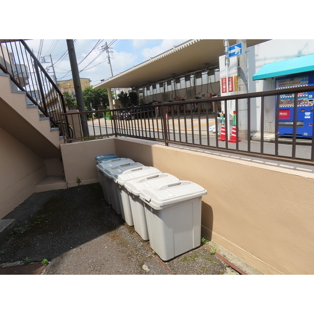 三彩ビル 駐車場