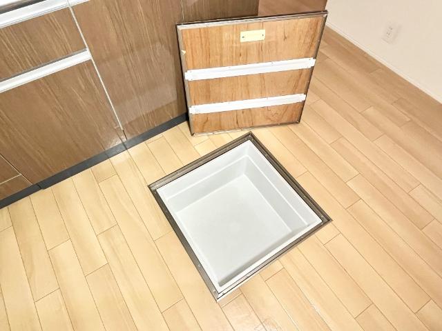 コンフォートヴィラ103号室 キッチン床下収納