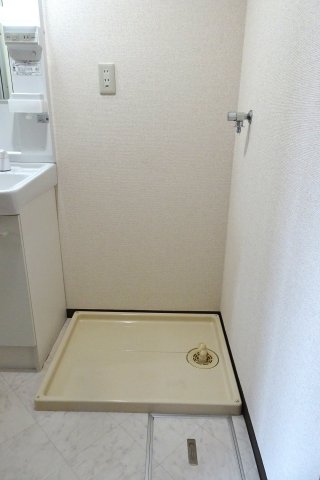 アゼリア岡津 室内洗濯機置場　※現況優先