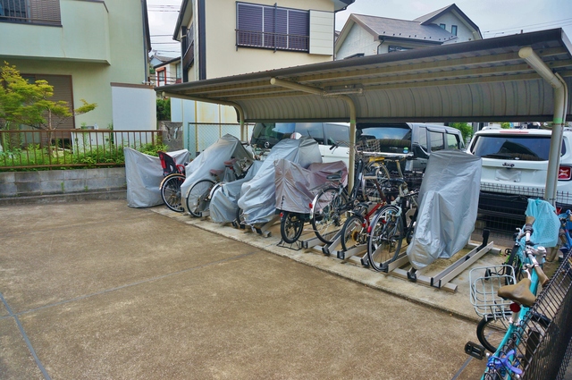 フェヴリエ白百合0105号室 駐輪場　※実際の使用状況とは異なります(現況優先)