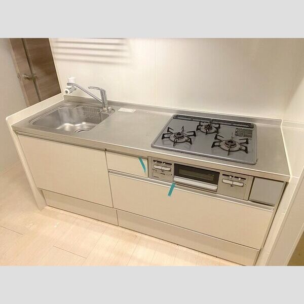 ハイアット湘南301号室 3口グリル付きのキッチン