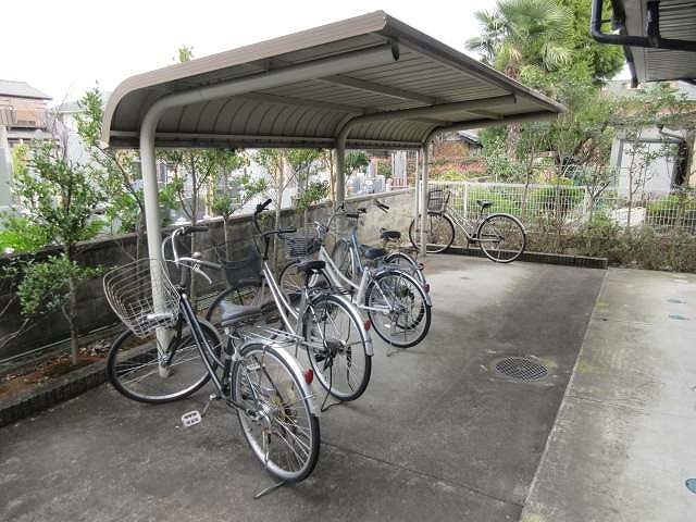 レオパレスＶＥＧＡ103号室 屋根付き駐輪場