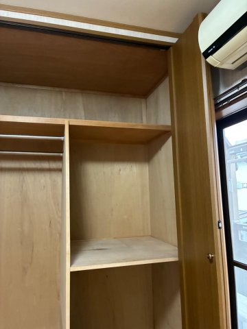 ペットと暮らす　ふじみ野　庭付き戸建て ２階洋室 機能収納　窓ベランダ