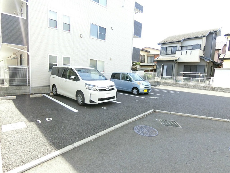 リブリ・FEEL-M湘南Ⅲ1階 駐車場