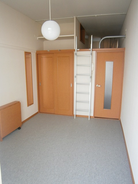 レオパレスシモジン211号室 寝室