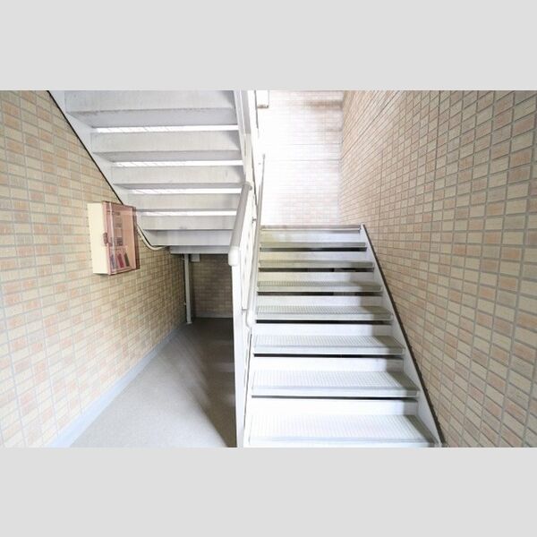 シェ・コパン102号室 共用階段