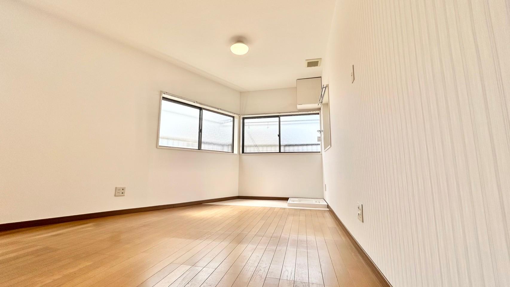 ひなたとそよ風のラ・フローラ 2階洋室です。窓が多く、広い間取りです。