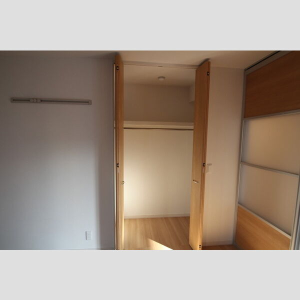 クレスト竹の塚101号室 どちらの洋室にも収納スペースがあります!