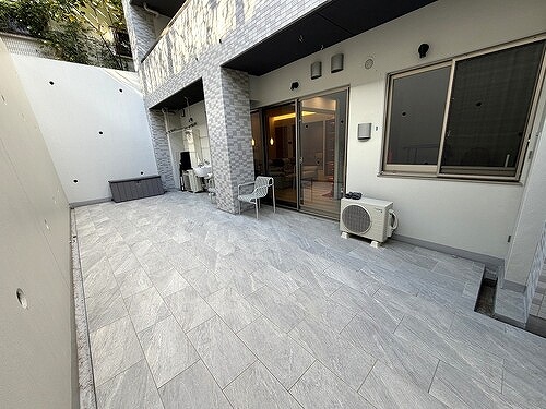 フェリスコート自由が丘1階 テラス（退去前）※家具・什器は撤去いたします。