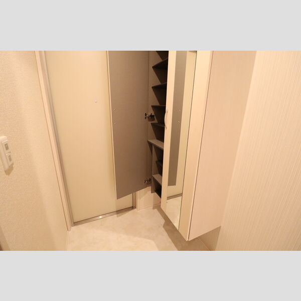 ロイヤルガーデンXI 玄関