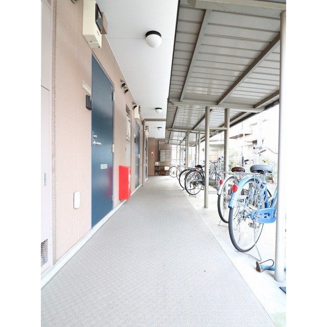 アンプルール フェール MANA 1階共有部分 自転車置場有り・バイク置場
