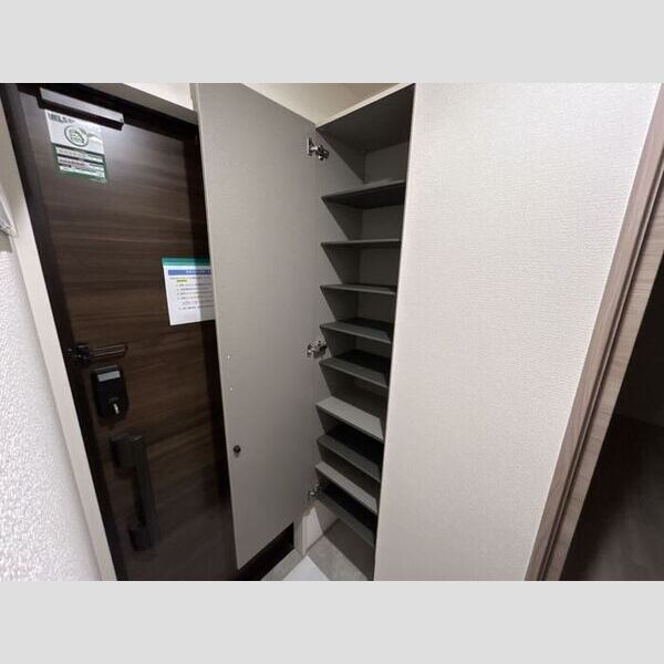 D-ROOM寺町202号室 玄関