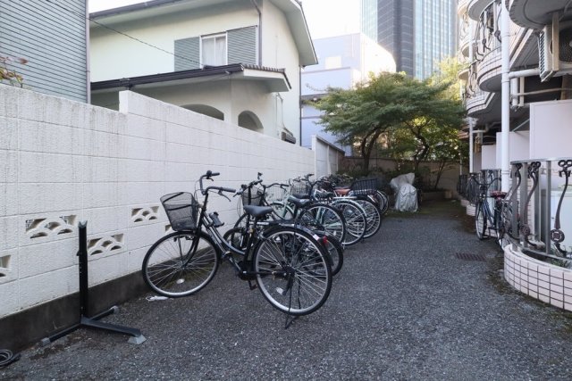マリオン新宿1階 駐輪場
