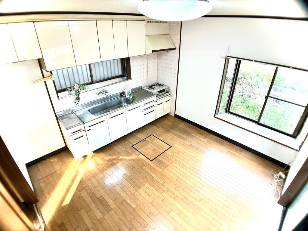 伊勢原市上粕屋戸建 ダイニングキッチンからは外の景色が見えるので毎日リフレッシュ