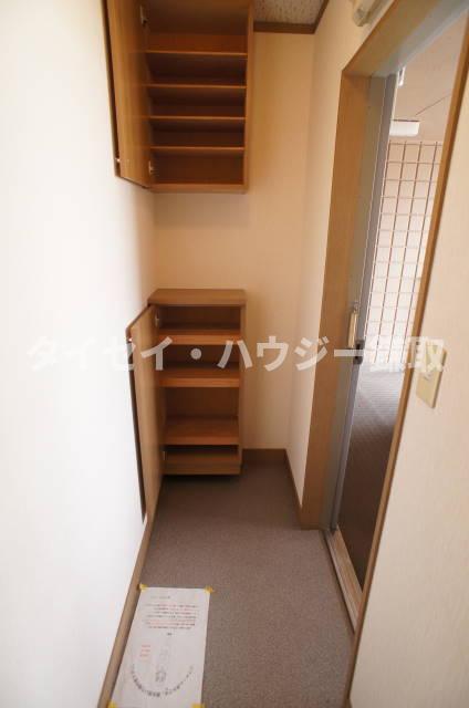 ガーデンヒルズ国分寺台Ｂ棟 下駄箱のある玄関です