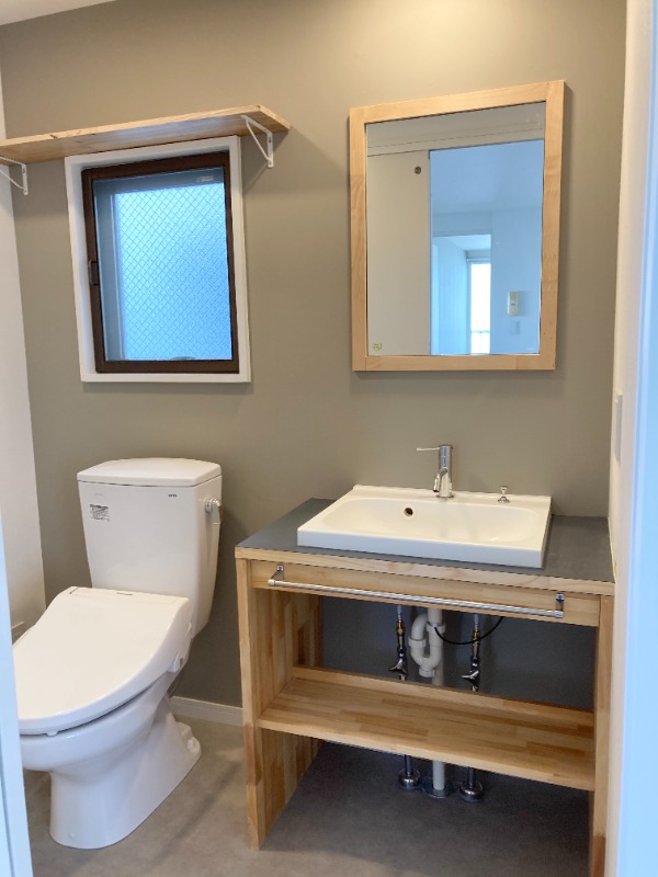 リッチハイツ南行徳Ⅱ トイレには窓がついて換気ができま