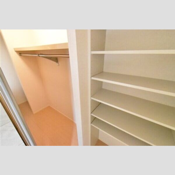 ハイネスA105号室 テレビ裏収納