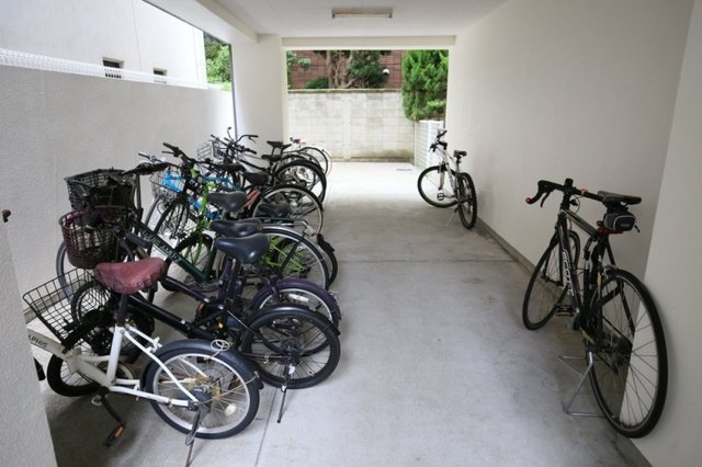 クレッセント白金3階 駐輪場