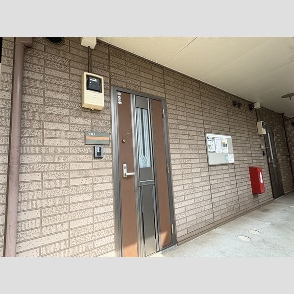 セジュール津田沼 玄関前