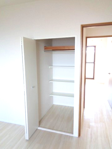 ファミーリェ二俣川0302号室 洋室２　クローゼット　※別号室の参考写真です。(現況優先・仕様違いの場合あり)