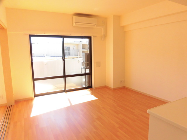 Ａｒｔ　Ｇａｒｄｅｎ　ＹＯＫＯＨＡＭＡ0503号室 リビング