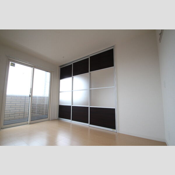 セジュール保塚A203号室 洋室6帖とLDの仕切りはライトスクリーン引戸