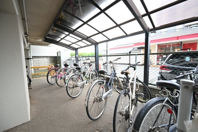 オードシュール7階 駐輪場