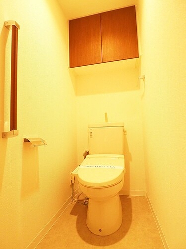 ライオンズ多摩センター　翠彩の杜 手すり付きのトイレ　温水洗浄機能付き便座