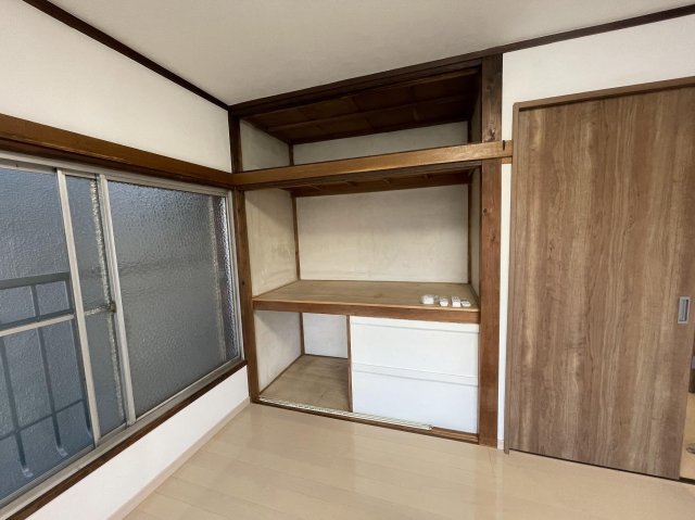 お宝ハウス 二階東側の６帖洋間です。収納スペース付きです。