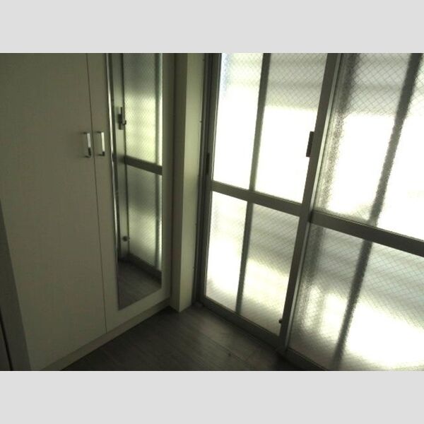 Weave205号室 玄関・鏡付きのシューズボックス