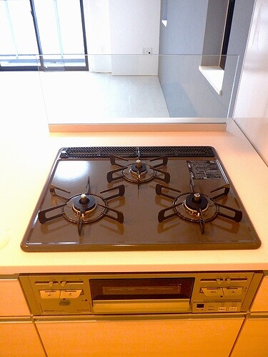 ＲＥＦＲＡＭＥ ５ Ｉｒｉｙａ コンロ・グリル※2022.10内覧会時同タイプ別部屋撮影