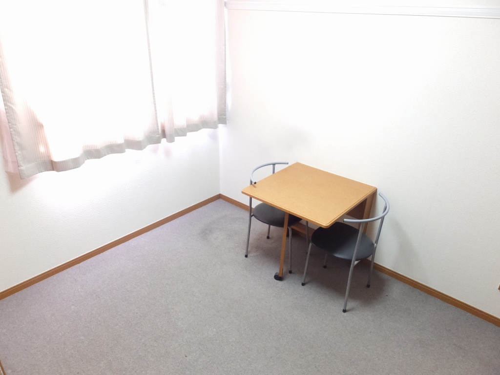 レオパレス水際邸 備え付けのテーブルは折り畳むことができます。