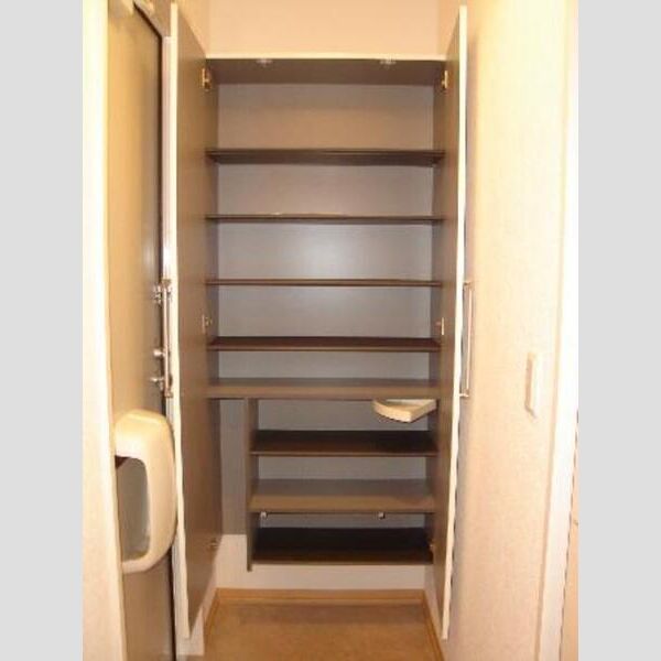 リビングタウン西大宮　Ⅰ たっぷり玄関収納(小物入れ付)☆