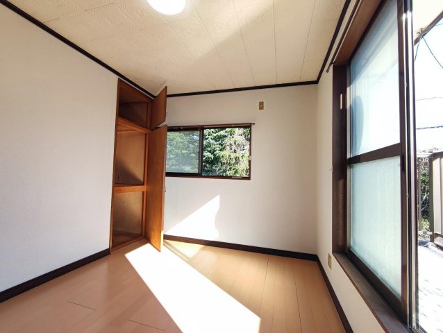 伊勢原石田戸建 2F洋室きれい、明るい、収納付き。大変温かい部屋