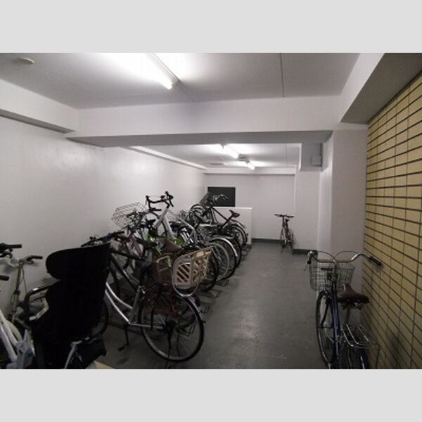カスタリア北沢 屋内駐輪場
