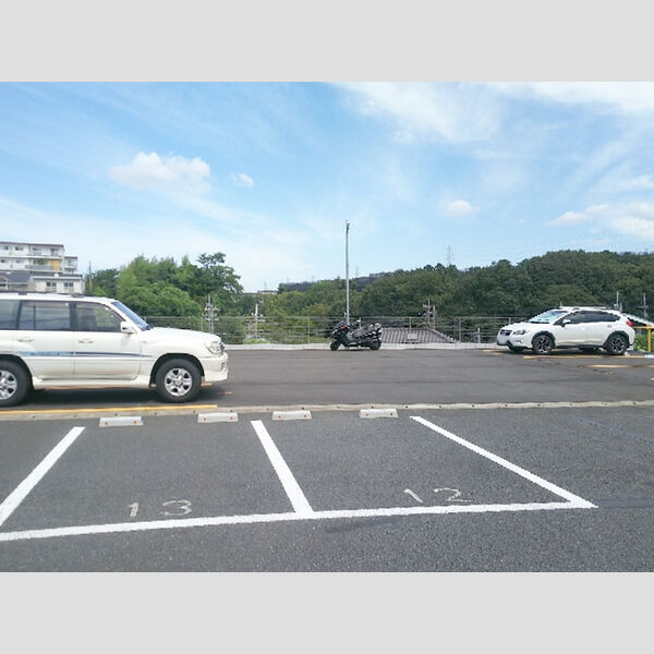 レジデンス・トロワ102号室 駐車場