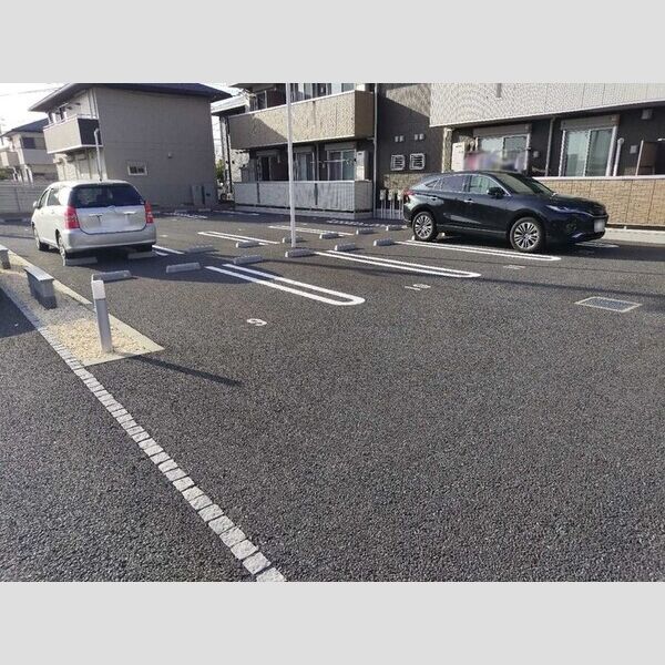 ロイヤルガーデンXI 駐車場