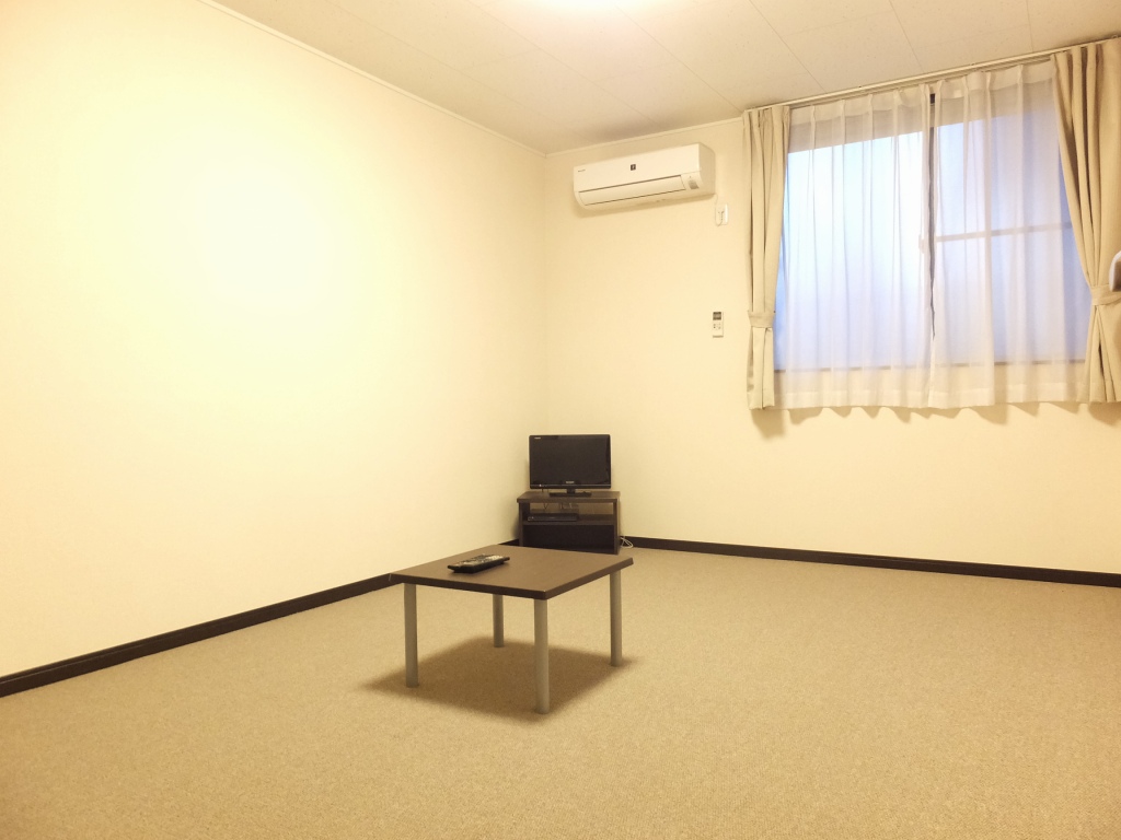 レオネクストメゾンボナール １Ｆフローリング　２Ｆカーペット敷きとなります。